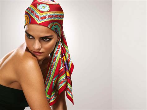 Foulard Hermes: 5 incredibili modi per indossarlo con stile